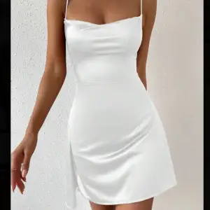 Jättefin vit klänning med snörning i ryggen, aldrig använd!