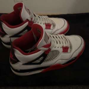 Jordan 4 Retro fire red - Använd skick. Tvättas och fixas innan köp. Äkta med box och bevis🤝
