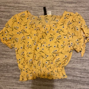 Blommig tröja  - Storlek XS  Fin på sommaren  