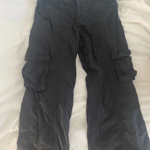 Cargo byxor - Svarta cargo byxor från Gina, aldrig använda, så vill bli av med fort, köpta för 600kr, pris kan diskuteras. Skriv för fler bilder!