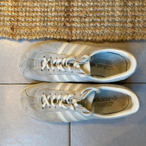 Adidas Gazelle sneakers  - Grå Gazelle sneakers. Bra skick, endast ett litet märke på höger sko
