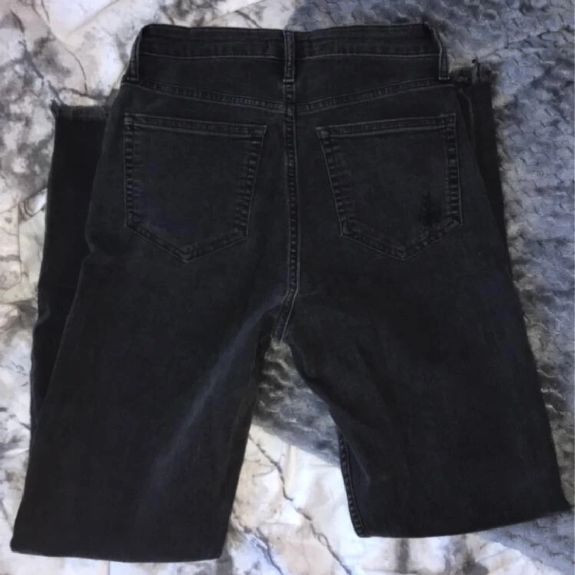 Svarat jeans me hål i  - 90