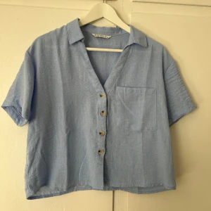 Blus från Stradivarius  - Croppad topp från Stradivarius. Endast använd en gång, skicket är som nytt.   Storlek: M (passar mig som brukar ha S)