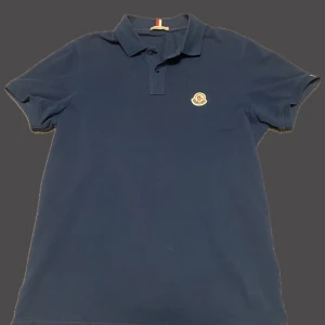 Moncler piké - Storlek S Skick: 8/10 Nfc och qr tar dig direkt till hemsidan✅ Självklart äkta💯