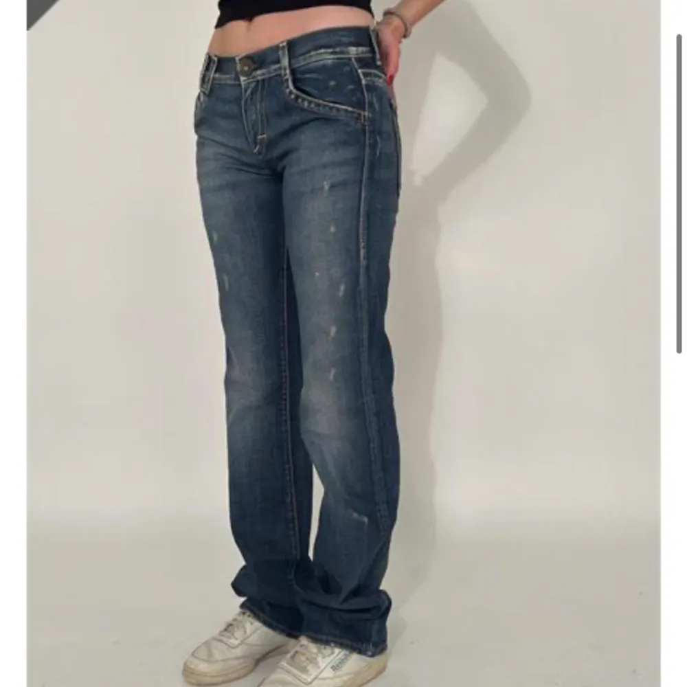 Säljer dessa skit snygga jeans då de inte längre kommer till använding!. Jeans & Byxor.