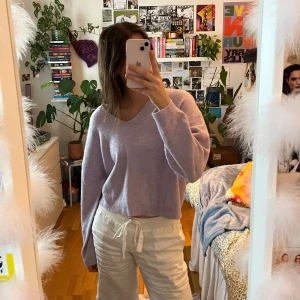 stickad v-ringad tröja - jag säljer en v-ringad tunnstickad tröja från H&M. den är super trendig inför våren!! den är aldrig använd och i väldigt bra skick. köparen står för frakten, ny pris är 279🩷