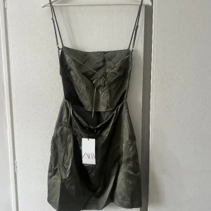 Klänning - Jättefin klänning från zara som tyvärr inte kommer till användning! Aldrig använt heller med lapp kvar.
