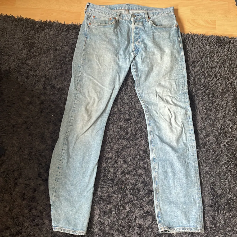 Säljer nu mina gamla Levis 501 jeans, jag har växt ur dem. De passar väldigt bra till våren nu. De är modellen mellan tajt och löst asså regular. Jeansen är skicket 8/10 de skulle behövas stryckas. Priset är inte skrivet i Sten.🪨 . Jeans & Byxor.