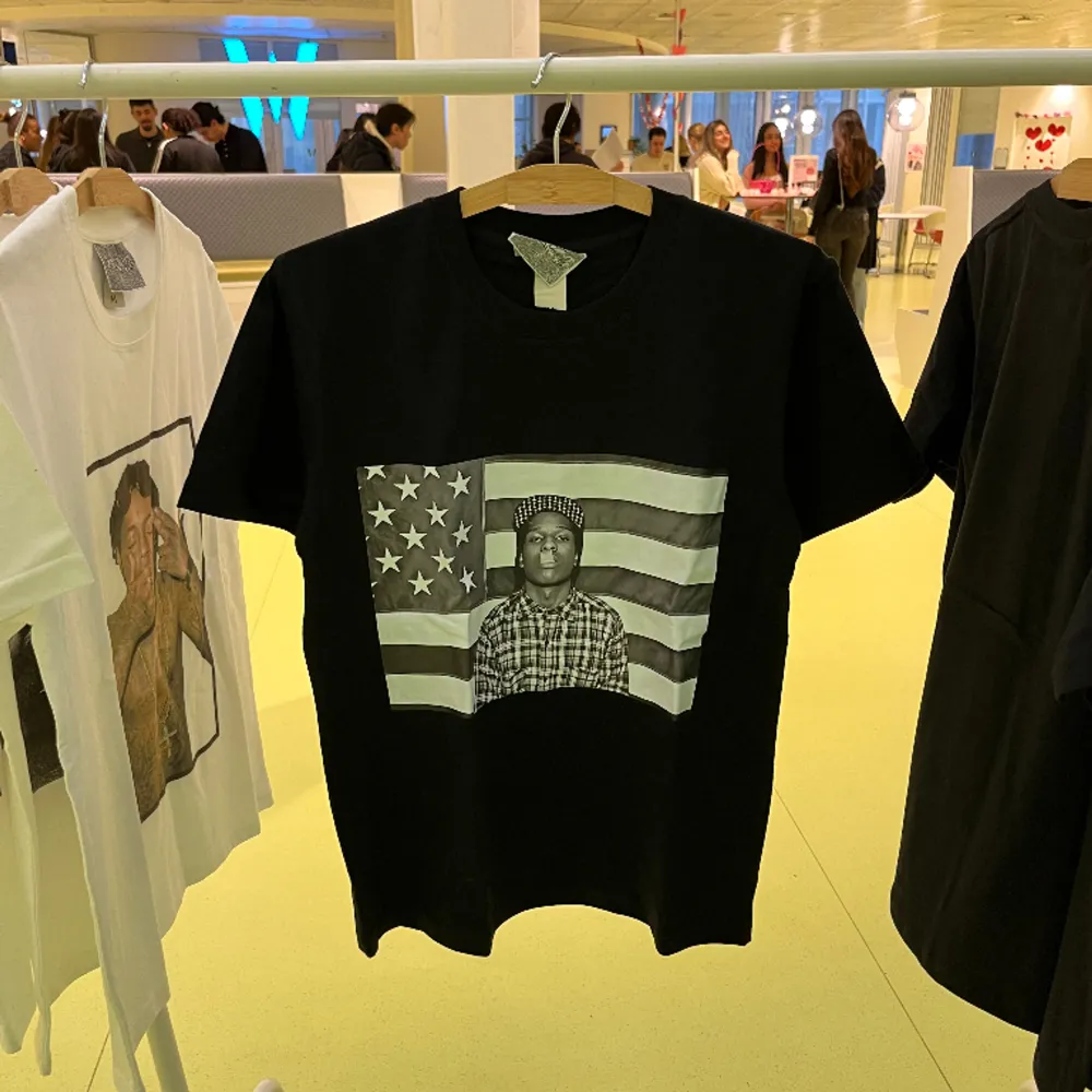 Stilren Asap Rocky T-shirt säljs av UF företaget GrafiTeeUf på Instagram.  Ej använd, endast frakt!. T-shirts.