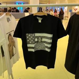 Stilren Asap Rocky T-shirt säljs av UF företaget GrafiTeeUf på Instagram.  Ej använd, endast frakt!