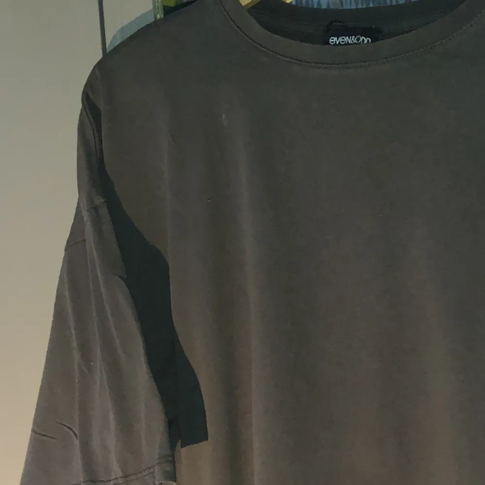 En oversized t-shirt med coolt tryck på ryggen! Står inte storlek men har en loose fit på mig som har S/M. Pris kan diskuteras vid snabb affär! 🌟. T-shirts.