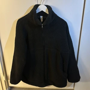 Fleece/teddy jacka - Säljer denna otroligt mysiga fleece/teddy jacka. Köpt för 900 kronor ”Carin Wester” men säljer för 450.  Perfekt till höst och vår, den är väldigt varm 🥰