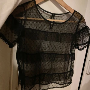 Snyggtopp - Jättesnygg svart spetstopp som man kan på fest över ett linne och liknar by Malin blusen💕 köpt secondhand men knappt använd av mig🫶🏻