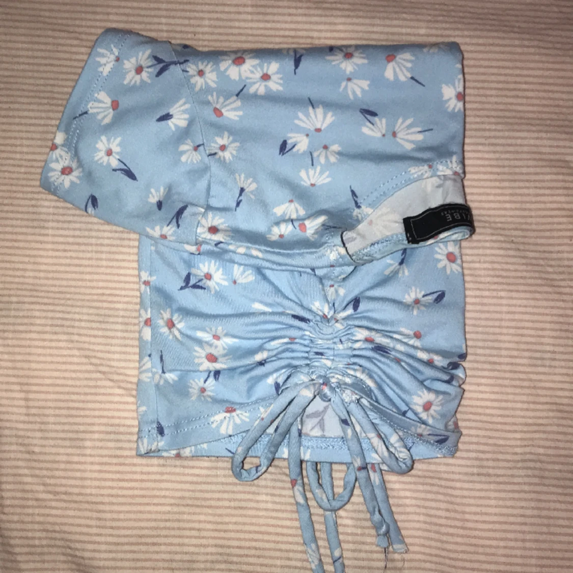 Blå top med vita blommor - 91