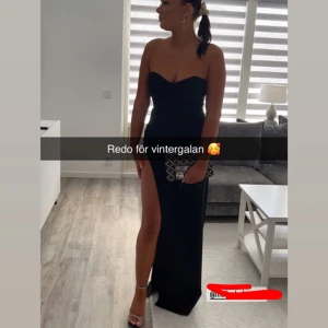 Svart långklänning  - Denna svarta ASSNYGGA långklänning har bara kommit till användning under en kväll😍😍😍😍😍 