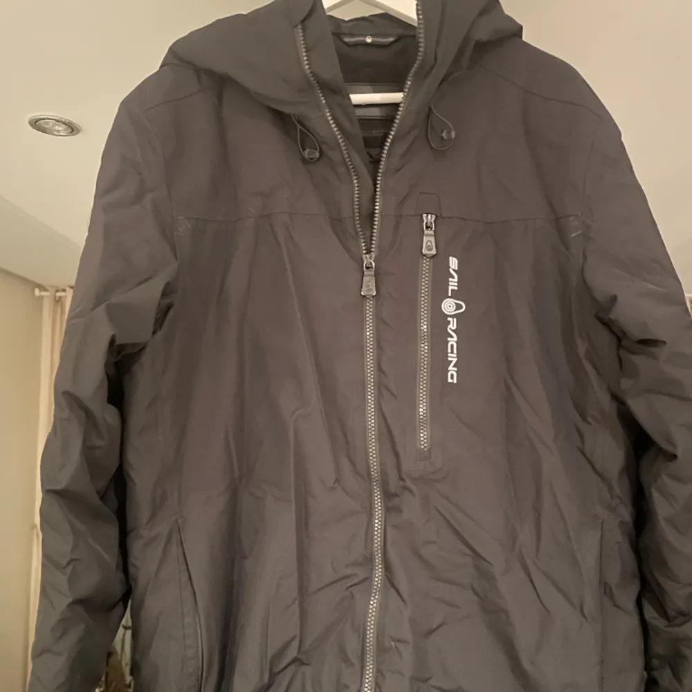 Supersnygg sail racing jacka, omhändertagen och i bra skick utöver det lilla hålet i fickan. Köptes på Stadium för drygt ett år sedan för 3499kr! . Takit.
