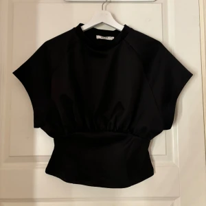 Festtopp - Svart festtopp från Nakd som sitter som en smäck