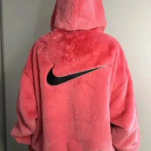 Nike Selected Femme fuskpälsjacka rosa korall XXL. Oanvänd, lapp kvar. 