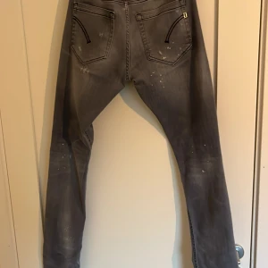 Dondup Jeans  - Dondup George i fint skick (9/10) Inköpta på dondups hemsida och sparsamt använda Nypris: 3399kr Mitt pris: 1200kr