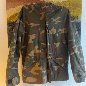 Camoflage jacka - En camo jacka från zara, lanserades väldigt få och under en kort tid, använd 1 gång! Nypris 2199 nu endast 500kr