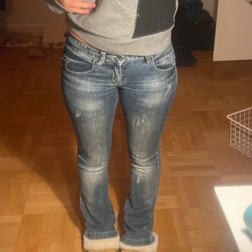 Stretchiga mörkblåa lågmidjade y2k bootcut jeans. Jätte snygga!  Midjemått: 35cm Innerbenslängd: 75cm. Jeans & Byxor.