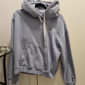 Champion hoodie - Använd champion hoodie, en liten fläck där det knappt syns. Frakt tillkommer.
