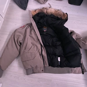 Canda goose jacka - canda goose chilliwack bomber jacka, fint skick lite sliten i muddarna annars jättefin 