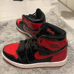 Air Jordan 1 Retro High OG "Bred Patent" sneakers - Nästan helt nya har använt några gånger. Dem tvär passa mig inte vill sälja dem så snabbt jag kan , Om du vill byta skriv
