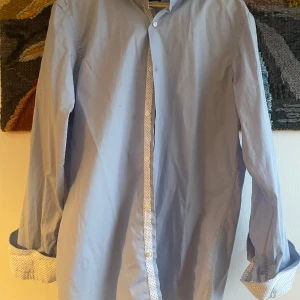 Hugo boss - Hugo boss skjorta, använd 1 gång, Sitter bra vid armarn och bra kvalite!