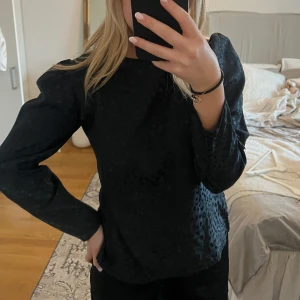 Blus - Så söt svart leopardblus, med små rosetter på ärmarna! Vet ej vart den kommer ifrån eller storlek men skulle säga att den passar Xs/S🙌🏽🥰 tygen innanför är lite sönder men eftersom det sitter innanför så syns det inte alls!