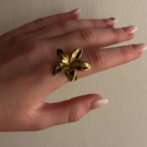 Guld, blomma ring  - Jag använder inte min ring jag köpt även fast den är såååå fin så kommer den tyvärr inte till användning, aldrig använd, står ej för frakten! Nyskick! 
