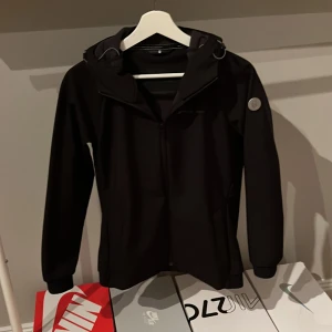 Sail racing jacka - Säljer nu min jacka då den har blivit för liten det är en perfekt jacka till vår och höst. Storlek 170 men passar xs-s Tveka inte på att höra av er om ni har några frågor.  Pris kan diskuteras vid snabb affär. 