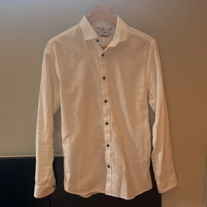 Vit skjorta - Vit skjorta från jack & jones premium, säljs pga blivit för liten. Använd fåtal ggr så väldigt fint skick. ⚡️Kom dm vid frågor!  Pris kan diskuteras.