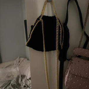 Virkad väska lik Stella McCartney falabella i svart - Säljer min virkade väska lik Stella McCartney falabella i svart. Det är den minsta storleken, lika stor som på bilderna. Originalpris 550kr, knappt använd, köparen står för frakten!