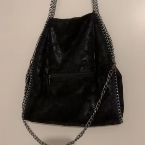 Kedjeväska - Super fin Stella McCartney liknande väska. Fint skick och rymmer väldigt mycket💕 pris kan diskuteras 