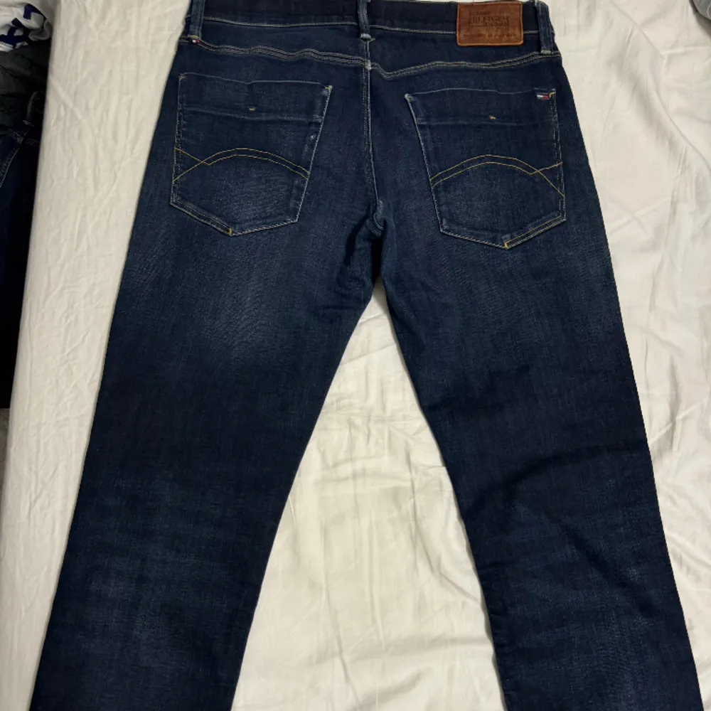 Riktigt feta Tommy Hilfiger jeans som passar storlek 32/32. Skick 10/10 och ordinarie pris 1299kr❌ vårt pris 379kr✅ Hör av er för om det är något mer ni undrar!. Jeans & Byxor.