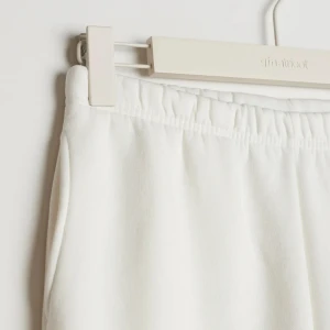 Gina tricot mjukisbyxor - Gina tricot basic sweatpants 💌 Ordynarie pris: 300 kr 💌 Storlek: XS  💌 Använt skick, många små fläckar (kolla bilderna) därav priset!