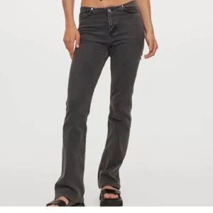 Så coola jeans - Så snygga jeans så så cool detalj uppe. Köpta på plick men tyvärr passade de inte mig. Helt slutsålda! Pris går att diskutera vid snabb affär