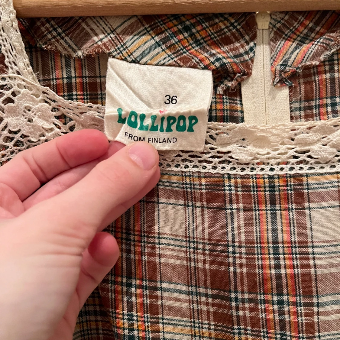 Rutig 70-talsklänning - 91