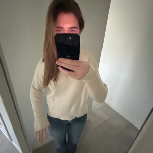 Krämvit tröja - Sälja denna så så mjuka tröja🩷🩷