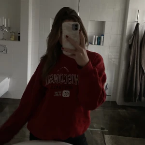 sweatshirt  - röd sweatshirt med tryck köpt på beyond retro! väl använd men som ny