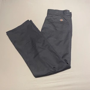 Dickies 874 original fit - Hej säljer dessa Dickies 874 original fit chinos, byxorna är i herrmodell och är bara använda en gång, ny pris 750kr. Skriv för frågor!(Pris kan diskuteras)🌟