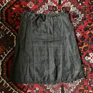 mörkgrön/mörkgrå/brun/svart knälång/midi kjol 