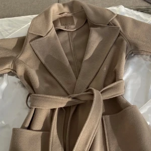 Kappa - Jag säljer min fina och sköna kappa som jag aldrig använder. 