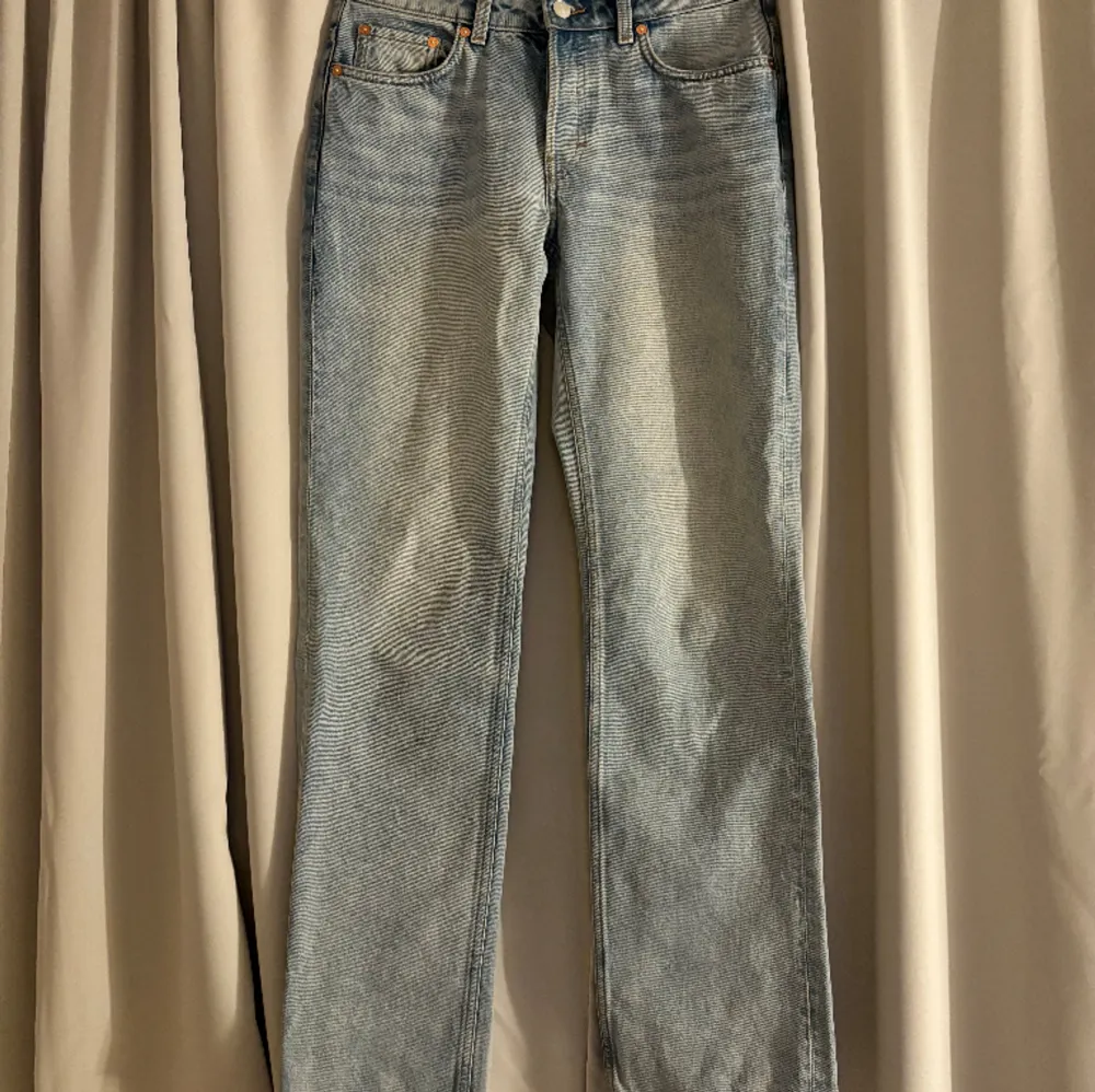 Säljer modellen ” Pin Mid Straight Jeans ” i storlek W - 27 & L - 32. Kommer tyvärr inte till användning, använd endast en gång. Nypris 600 säljer för 400. . Jeans & Byxor.