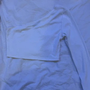 One shoulder topp - Vit one shoulder topp i mycket fint skick!