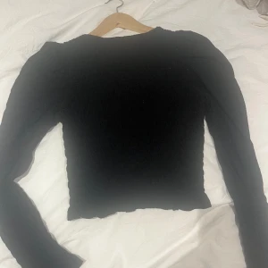 Långärmad  - Långärmad tröja från monki med vek och räfflingar supersöt som lite finare tröja eller vardaglig. Ej sliten 