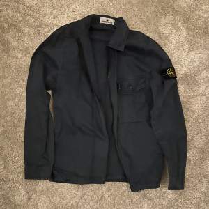 Mörkblå stone island overshirt. Använd ett fåtal gånger.