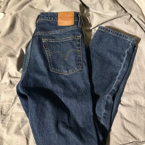 Levis 501 - Levis 501 Dom är använda men skicket är 8/10 Skriv om du undrar något🤝