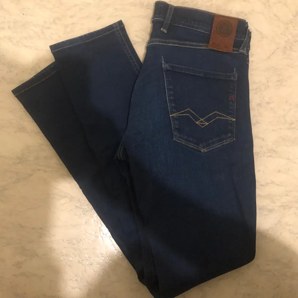 Replay anbass jeans i nyskick i storlek 30/30 som säljs för endast 579kr!  Tveka inte på att skriva till oss vid minsta lilla fundering :). Jeans & Byxor.